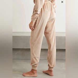Skims Velour Jogger in Honey size xs